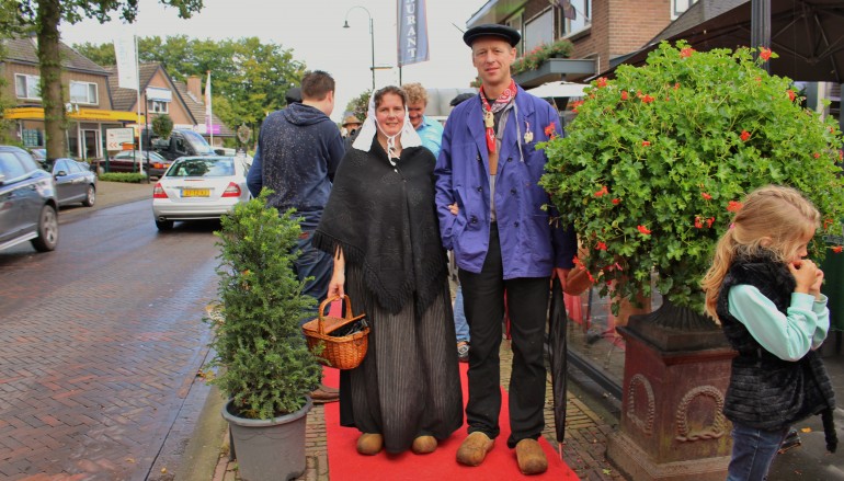 Regen geen belemmering klompentocht