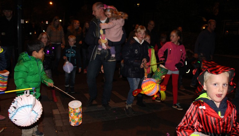 Oude brandweerwagen beschermt deelnemers lampionnenoptocht