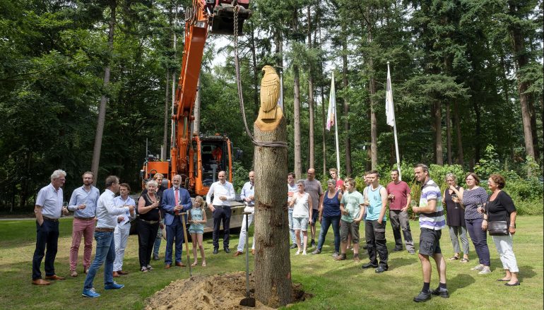 Fotoverslag plaatsing laatste houten kunstwerk in reeks