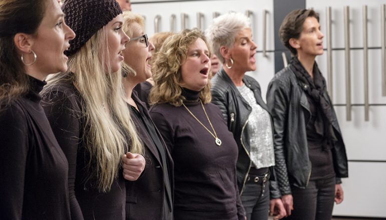 Succesvol kerstoptreden ‘The Young Church Singers’ bij Ten Hulscher bv